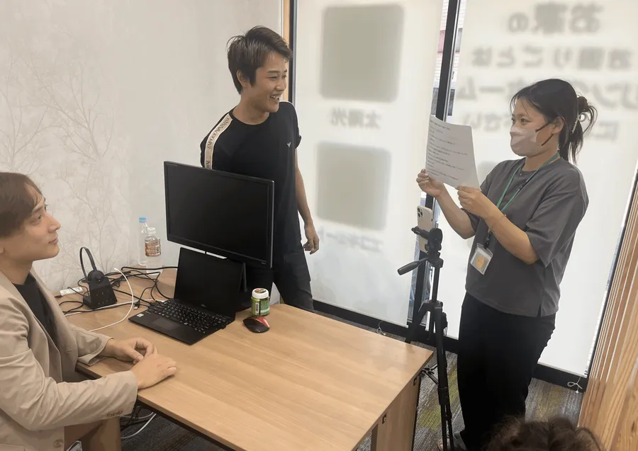 お客様に説明する営業スタッフ
