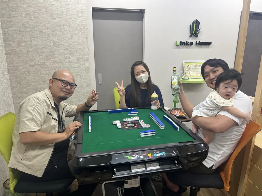 全自動麻雀卓を囲む社員