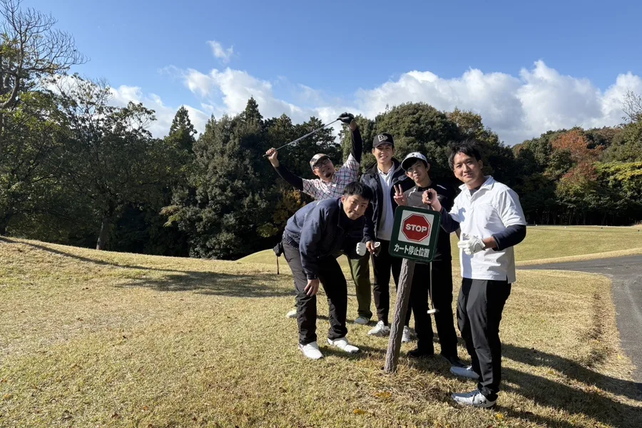 休みの日にゴルフ場に集まった社員5人