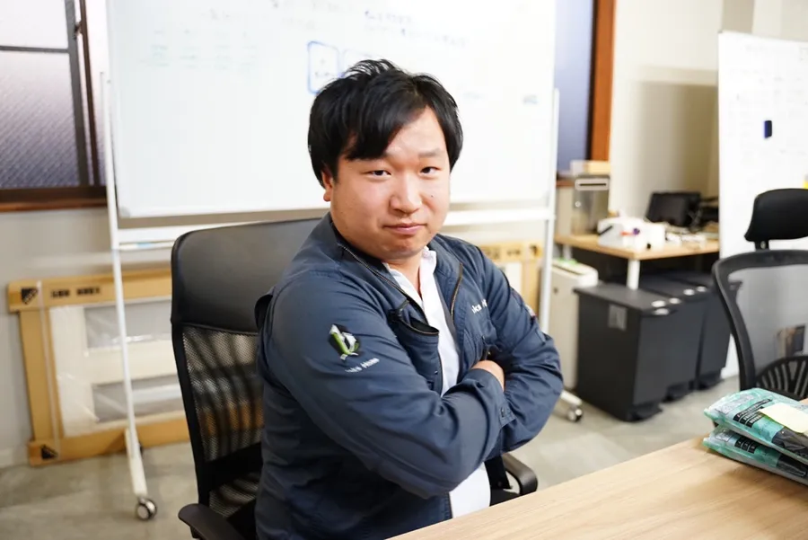 デスクで資料を読む社員